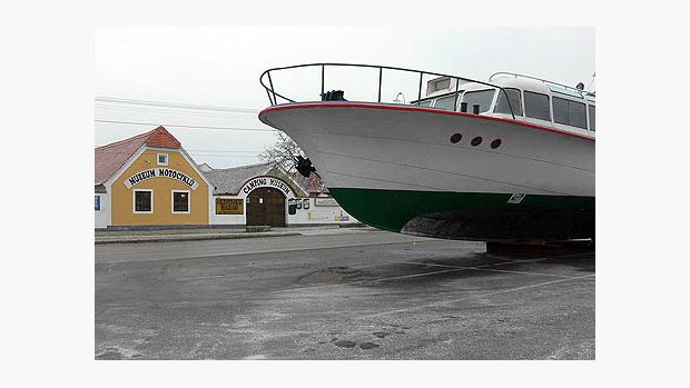 Loď Dyje kotví v obci Lesná, čeká na roztání ledů