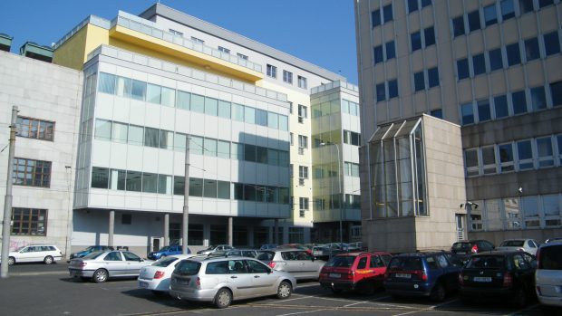 Parking ČSSZ, za ním budova EDS