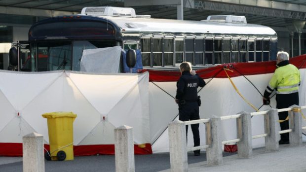 Policisté u autobusu, v němž vypukla střelba