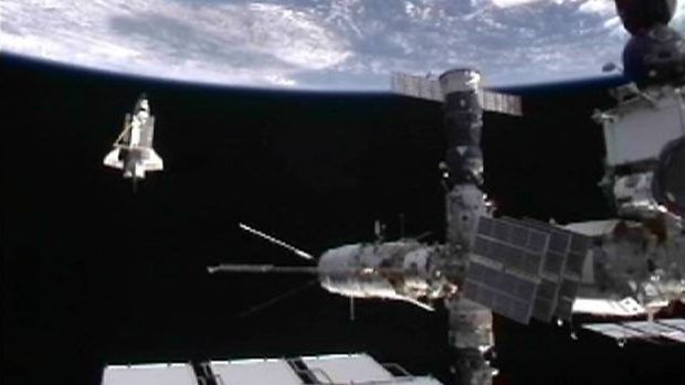 Raketoplán Discovery se odpojil od Mezinárodní kosmické stanice a míří k zemi