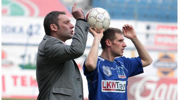 Trenér fotbalistů Ústí nad Labem Svatopluk Habanec předává pokyny na hřiště. Vpravo jeho svěřenec Vlastimil Stožický.