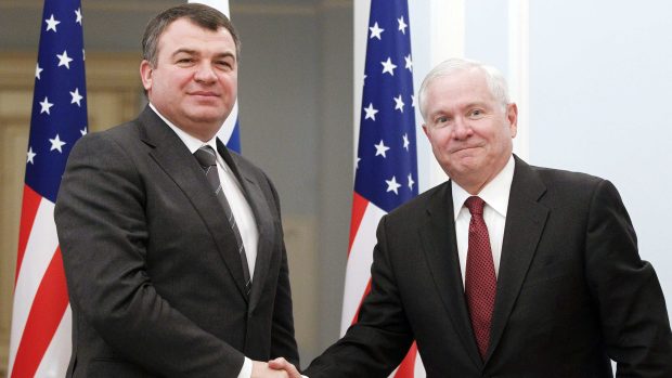 Americký ministr obrany Robert Gates a jeho ruský protějšek Anatolij Serďjukov