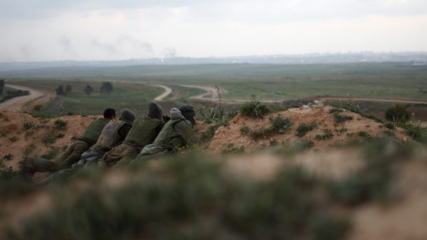 Izraelští vojáci hlídkují u hranice s Palestinou po sérii útoků palestinských ozbrojenců