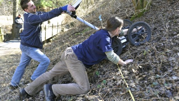 Policisté s archeology prohledávali za pomoci georadaru další lokalitu u Dobronína, kde mohou být uloženy pozůstatky zmasakrovaných Němců.