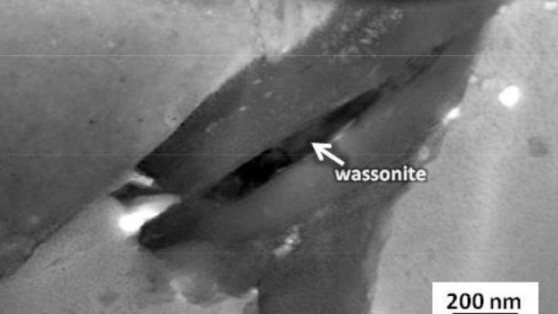 Vzorek wassonitu na šířku měří méně než setina lidského vlasu. Bez transmisního elektronového mikroskopu, který určil jeho chemické složení a atomární strukturu, by proto byl objev nového minerálu zcela nemožný