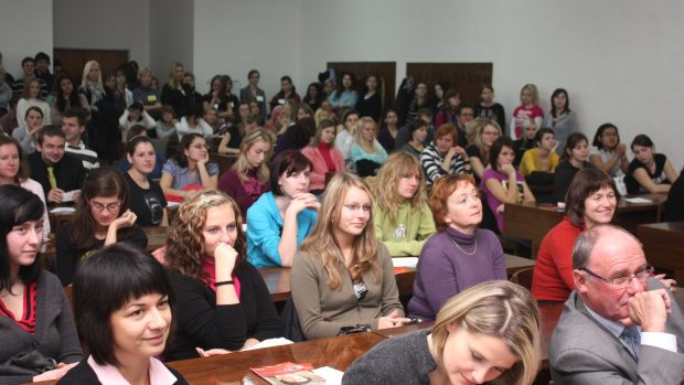 Studenti v posluchárně