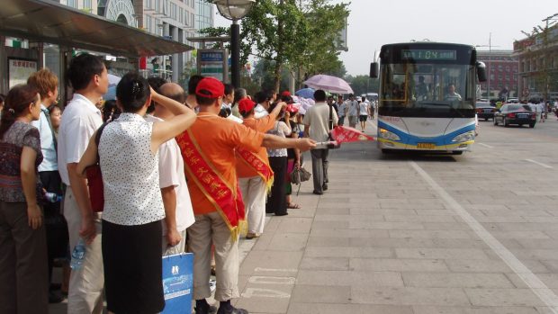 Obyvatelé Pekingu ve frontě na autobus