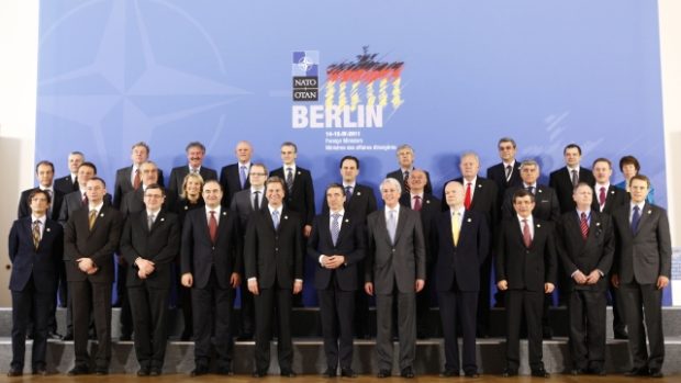 šéfové diplomacií Severoatlantické aliance a EU na jednání v Berlíně
