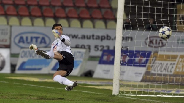 Příbramský brankář Aleš Hruška dostává gól z penalty od plzeňského Pavla Horvátha