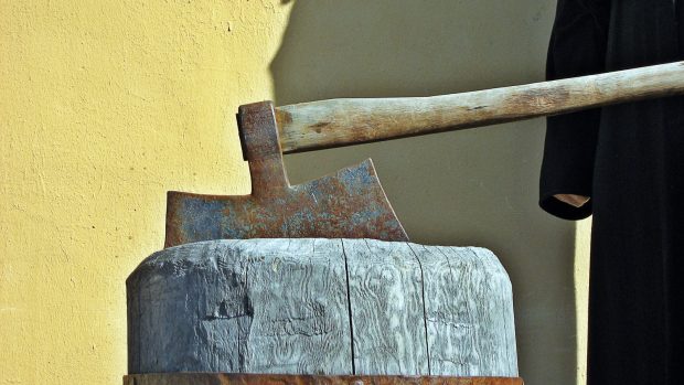 Popravčí sekyra a špalek (ilustr. obr.)