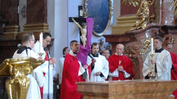 Odhalování kříže při velkopátečních obřadech