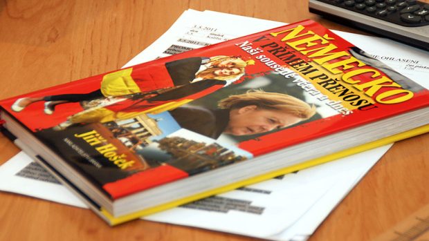 Knihu Německo v přímém přenosu (Naši sousedé včera a dnes) napsal Jiří Hošek, bývalý zpravodaj Českého rozhlasu v Německu