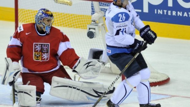 Mistrovství světa v ledním hokeji 2011, skupina D, Česká republika - Finsko 4. května v Bratislavě. Zleva brankář Ondřej Pavelec (CZE) a útočník Jarkko Immonen (FIN).