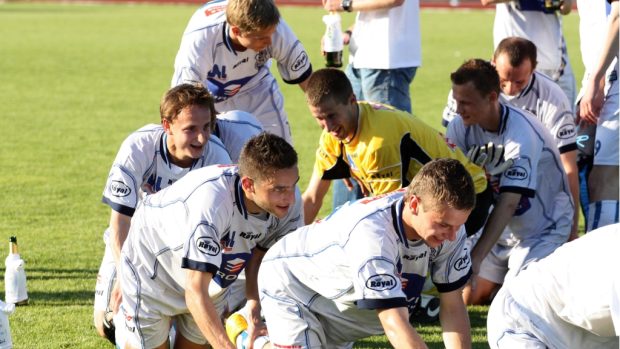 Před rokem fotbalisté Ústí nad Labem slavili na svém stadionu postup do 1. ligy a doufali, že město jejich stánek zrekonstruuje. Nestalo se a teď se v klubu strachují, zad nebudou muset hrát až třetí ligu.
