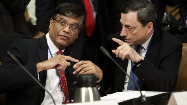 Guvernér Italské národní banky Mario Draghi (vpravo)