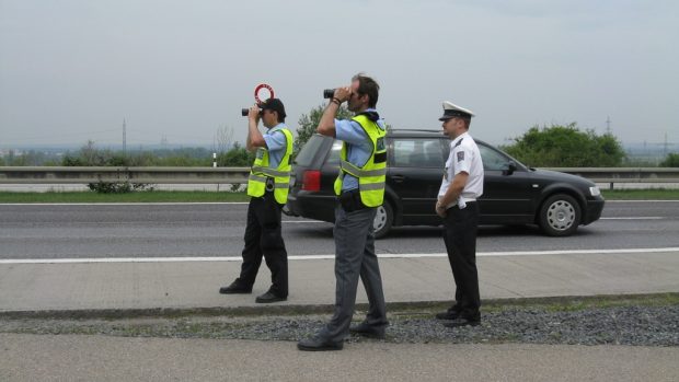 Policejní kontrola - automobily si policisté vyhlédli dalekohledy