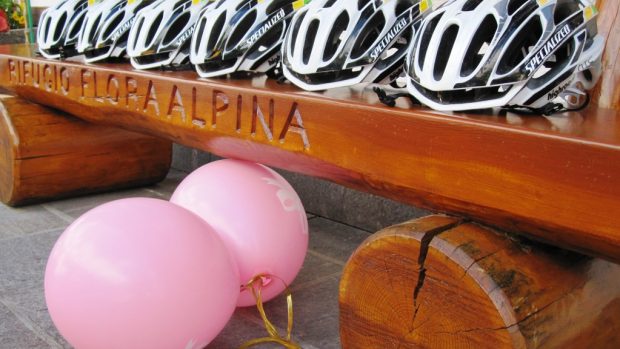 Cyklistická helma Františka Raboně už mezi připravenými neni