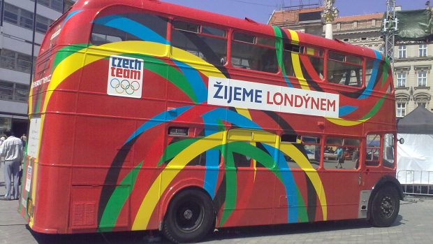 Na hry láká i nefalšovaný londýnský doubledecker