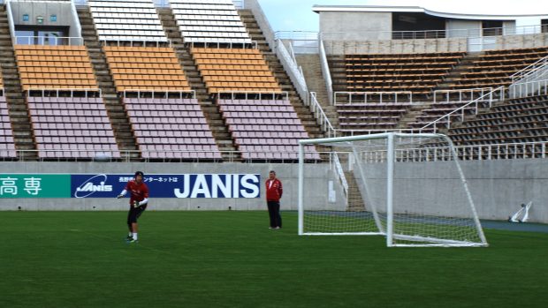 Petr Čech si v Macumotu vyzkoušel, jak se mu bude chytat za silného větru