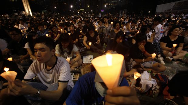 Lidé ve Victoria park v Hong Kongu si připomněli 22. výročí masakru na náměstí Nebeského klidu v Pekingu