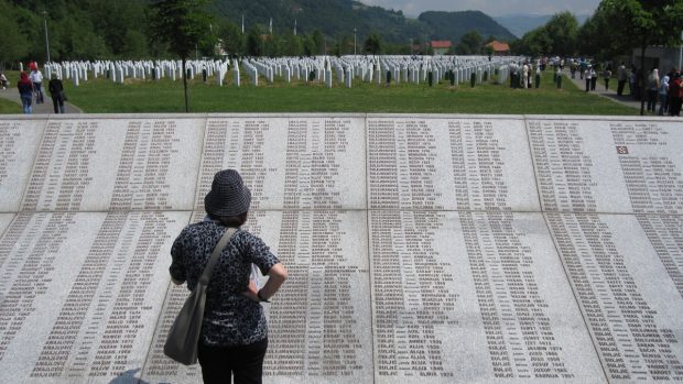 Patmátník Srebrenica-Potočari, kde odpočívají těla tisíců povražděných bosenských Muslimů