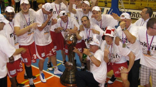 Mistrovský tým basketbalistů Nymburka ze sezony 2010-2011