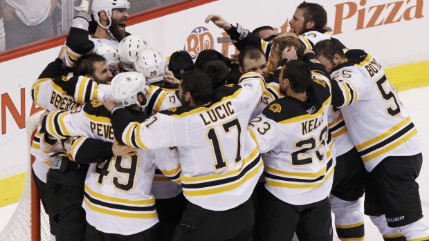 Hokejisté Boston Bruins oslavují zisk Stanley Cupu