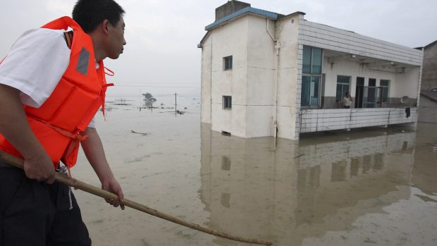 Kvůli povodním muselo být v Číně evakuováno přes půl milionu lidí