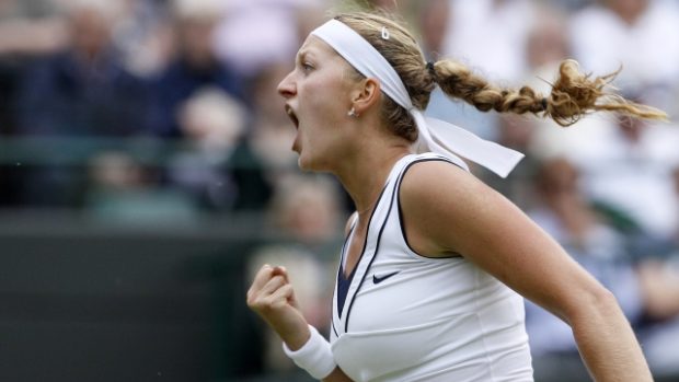 Petra Kvitová oslavuje jeden z povedených úderů ve čtvrtfinále Wimbledonu