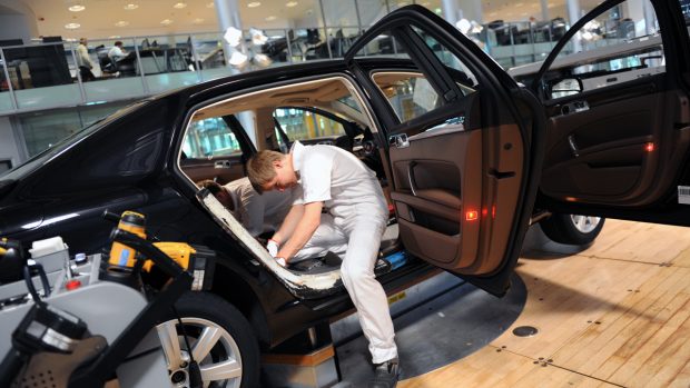 Skleněná továrna, manufaktura, kde se vyrábí Volkswageny Phaeton, Drážďany, Německo