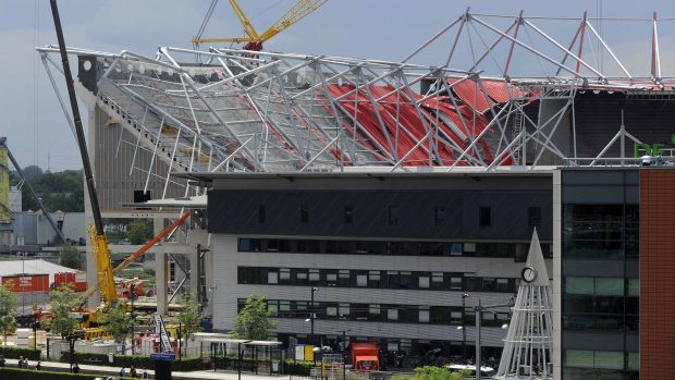 Enschede stadion zřícení střechy