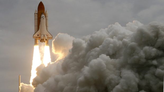 Raketoplán Atlantis odstartoval z mysu Canaveral na Floridě.