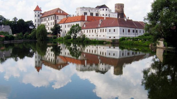 Odraz siluety zámeckého komplexu na hladině rybníka Vajgar si v Jindřichově Hradci musí fotograficky zdokumentovat snad každý turista