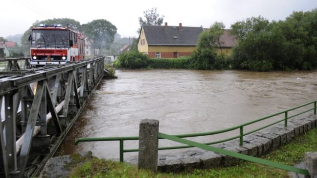 Zvýšená hladina řeky Smědé v osadě Předlánce u Višňové na Liberecku