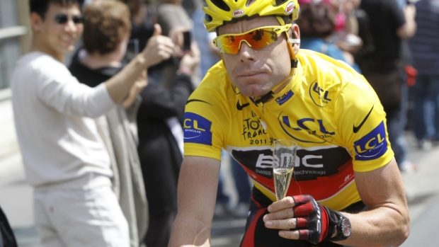 Cadel Evans, australský cyklista coby čertsvý vítěz Tour de France 2011 v cíli závěrečné etapy