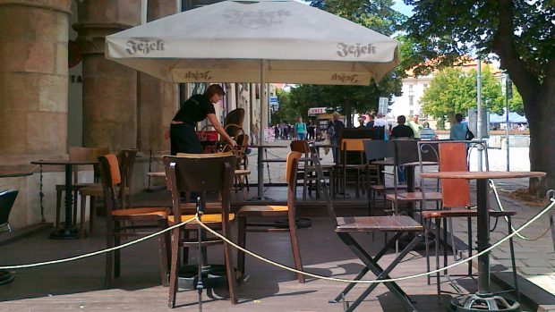 Kvůli špatnému počasí jsou zahrádky restaurací po většinu prázdnin poloprázdné