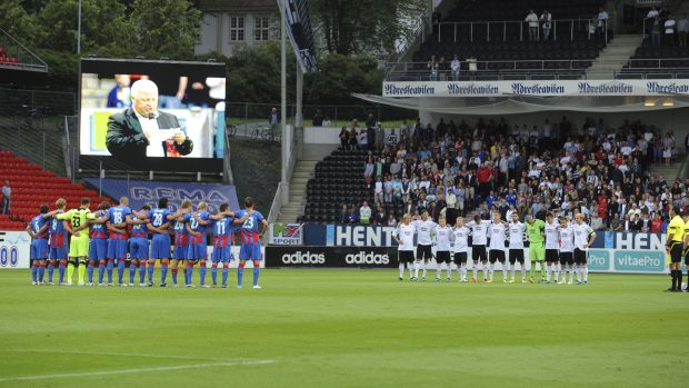 Fotbalisté uctili minutou ticha památku obětí norského střelce