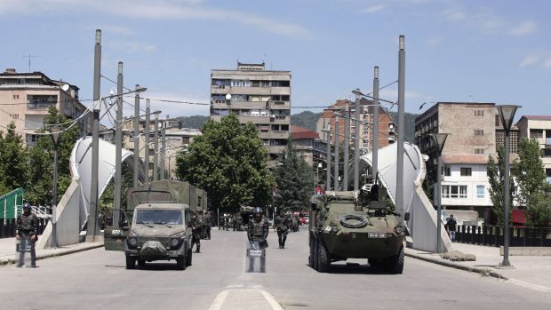KFOR na sporných mostech mezi Kosovem a Srbskem.