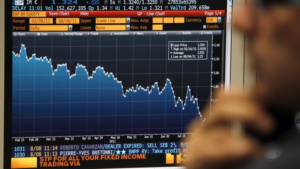 Obchodník v Intesa Sanpaolo bank v Miláně. Burza. Ekonomika