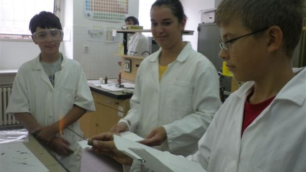 Malí školáci dělají v chemické laboratoři Technické univerzity v Liberci  pokus s hořením cukru