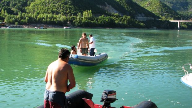 Lenivé odpoledne na řece Drině osvěžila projížďka na člunu