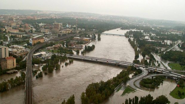 Letecký pohled na zaplavené údolí Vltavy od mostu Barikádníků na Troju v úterý 13. srpna 2002
