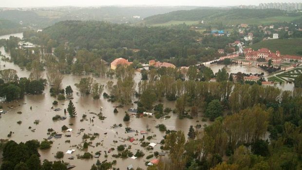 Zaplavený Císařský ostrov, Trojský zámek a areál Zoo Praha viděný z armádního vrtulníku v úterý 13. srpna 2002