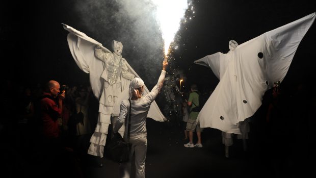 Letošní ročník festivalu Letní Letná zahájila v neděli show francouzského souboru Malabar