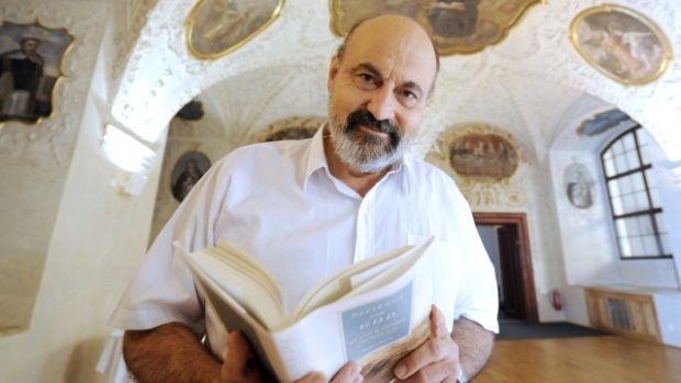 Prof. Tomáš Halík s oceněnou publikací Vzdáleným nablízku