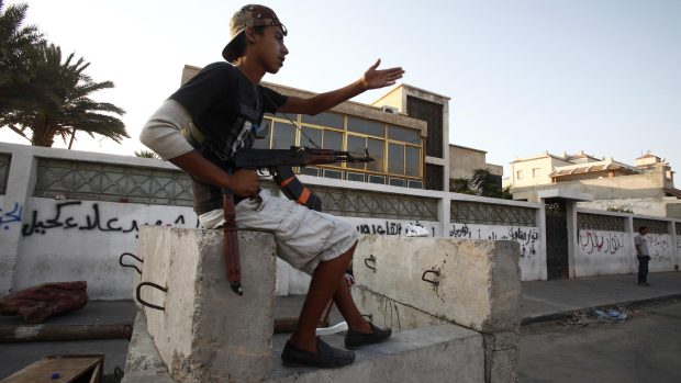 Libyjský povstalec na hlídce v Tripolisu