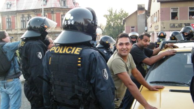 Policisté zkontrolovali muže v autě, kteří slovně provokovali protestující
