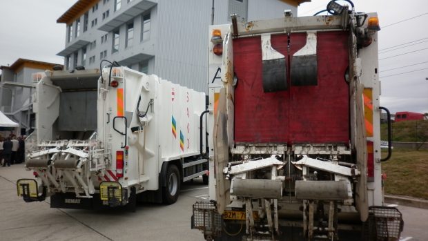 Popelářské vozy v areálu brněnské spalovny odpadů