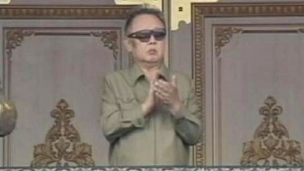 Kim Čong-il přihlíží vojenské přehlídce v Pchjongjangu