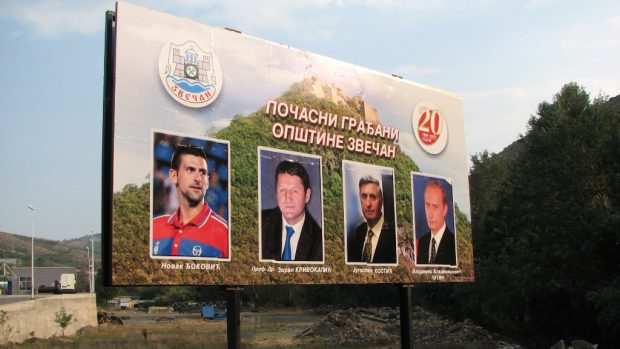 Fotografie tenisty Novaka Djokovice jsou ve Zvečanu i na billboardech